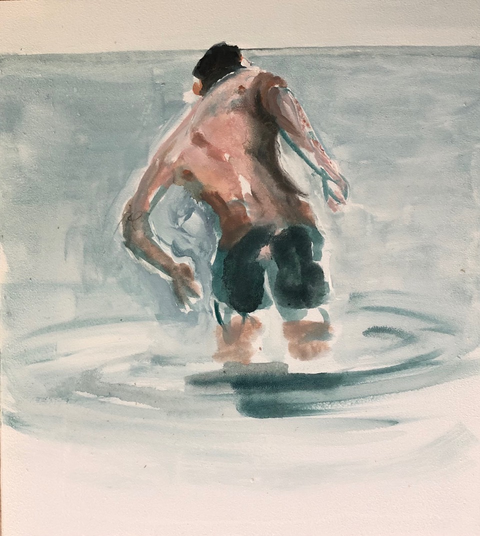 Ein Junge von hinten, der in dunkler Badehose in stilles Wasser watet, Kreise um seine Beine.