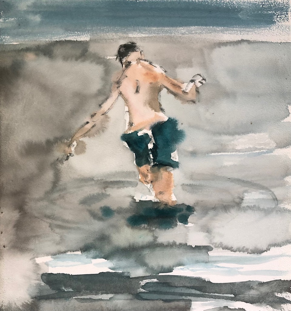 Ein Junge schreitet mit ausgebreiteten Armen durch flaches Wasser, lockere Aquarellzüge.