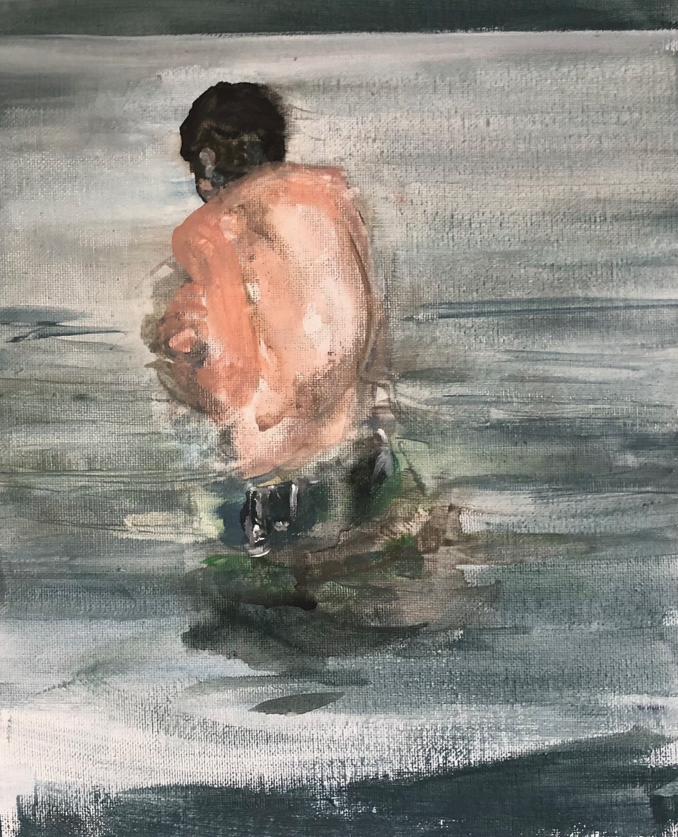 Ein Junge steht von hinten hüfttief in grau-grünem Wasser.