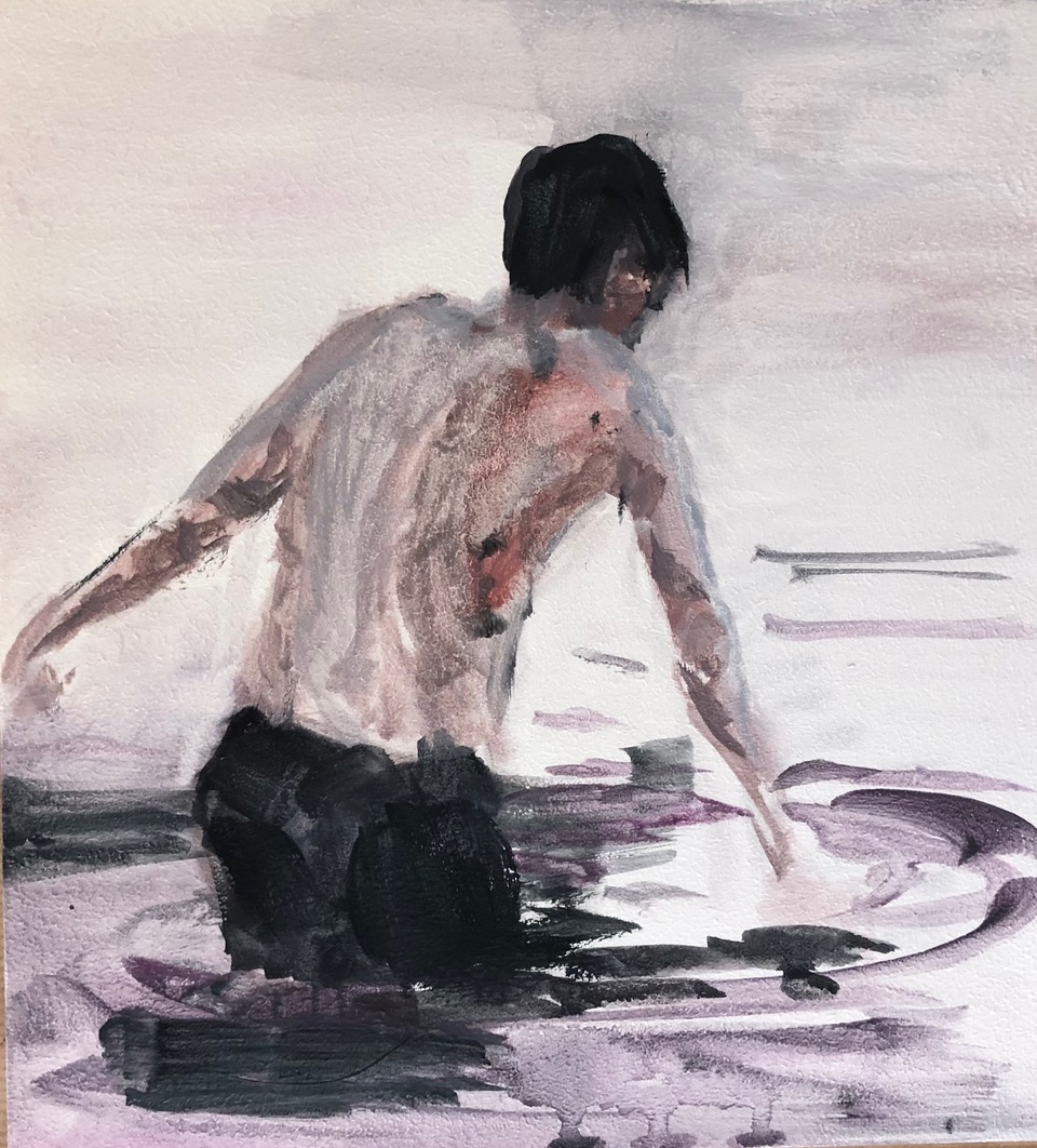 Ein Junge beugt sich in violett-grauem Wasser zur Oberfläche hinab.